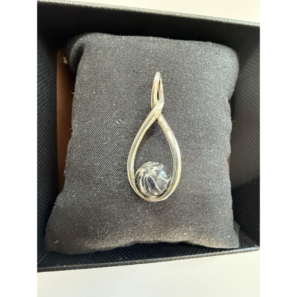 A beautiful pendant made of 925 sterling silver.
